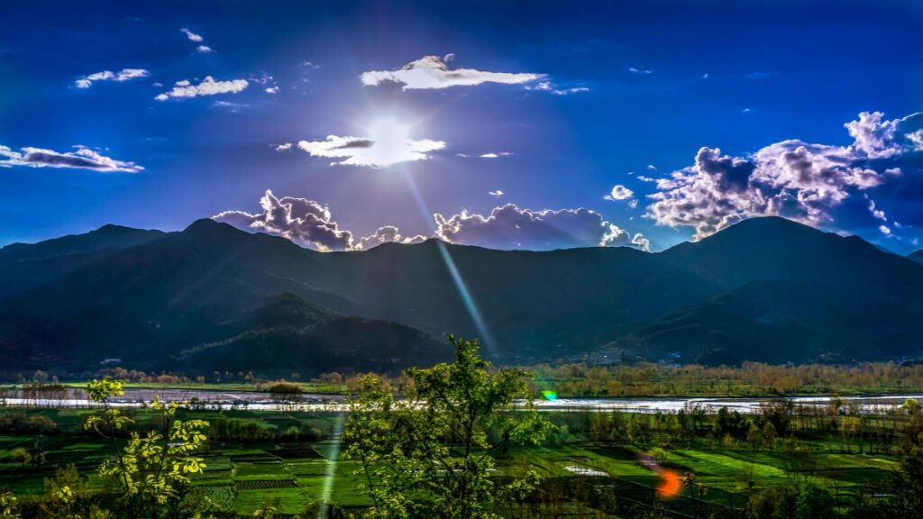 "DRAMATIC SKY:الگے کی پردے اور سورج کا نور،اسنیپ چیٹ پیسہ کمانے کے لئے محبوب ایپ."