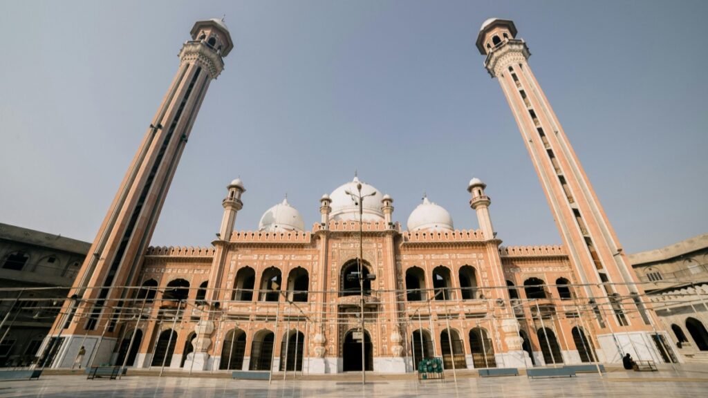 یہ تصویر بڑے مساجد کی ایک خوبصورت وضاحت کرتی ہے،جو دو بڑے میناروں کے ساتھ ہے۔اس مساجد کے سامنے کچھ لوگ بیٹھے ہیں۔ٹیلی گرام پر پیسہ کمانے کا طریقہ اس کے استعمال کے مختلف طریقوں سے ملے گا۔