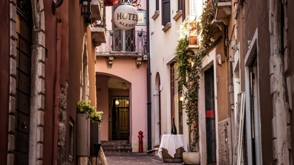 فن لینڈ کی Amazon برانڈز تک پہنچ کر اپنے آن لائن کورسز کے سائن اپ بڑھانے کا عملی پلان، پیڈ/آرگینک چینل اور لوکلائزیشن ٹپس۔